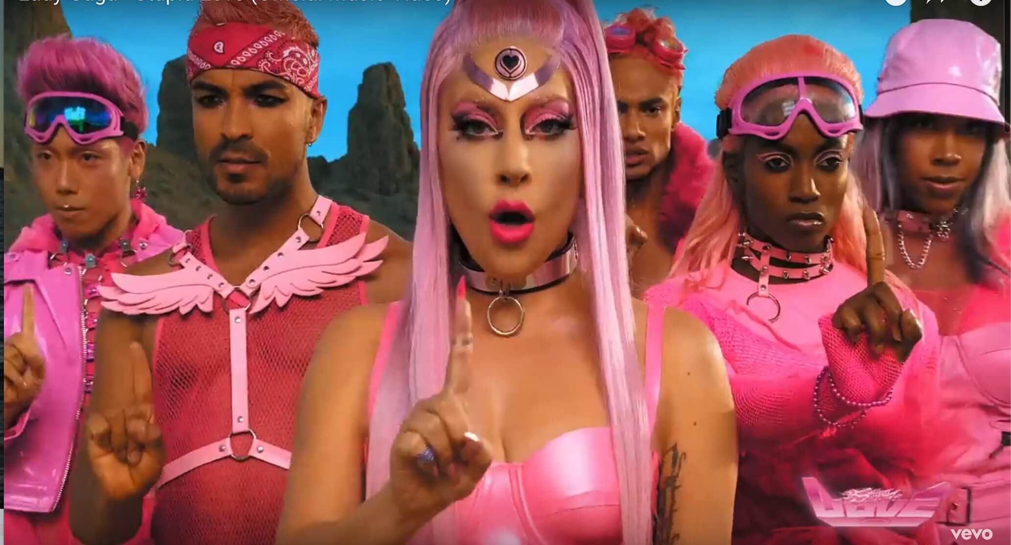 Lady Gaga selalu tampil nyentrik dalam video klip maupun aksi panggungnya yang memukau para penggemar